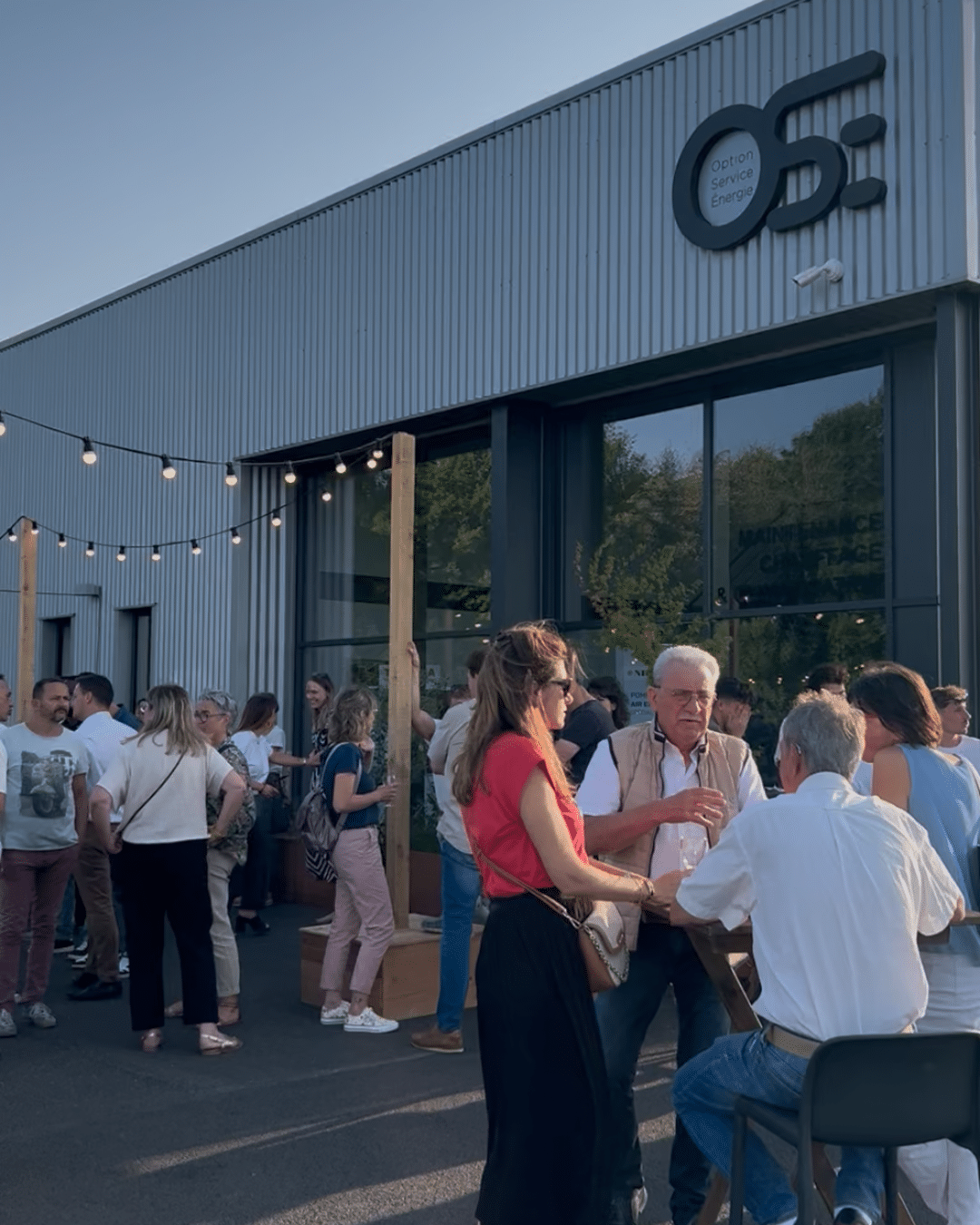 Aménagement d’un parking en espace convivial avec mobilier et décoration guinguette pour inauguration d’entreprise
