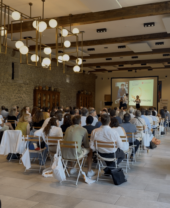 Équipe pendant le séminaire annuel d’entreprise