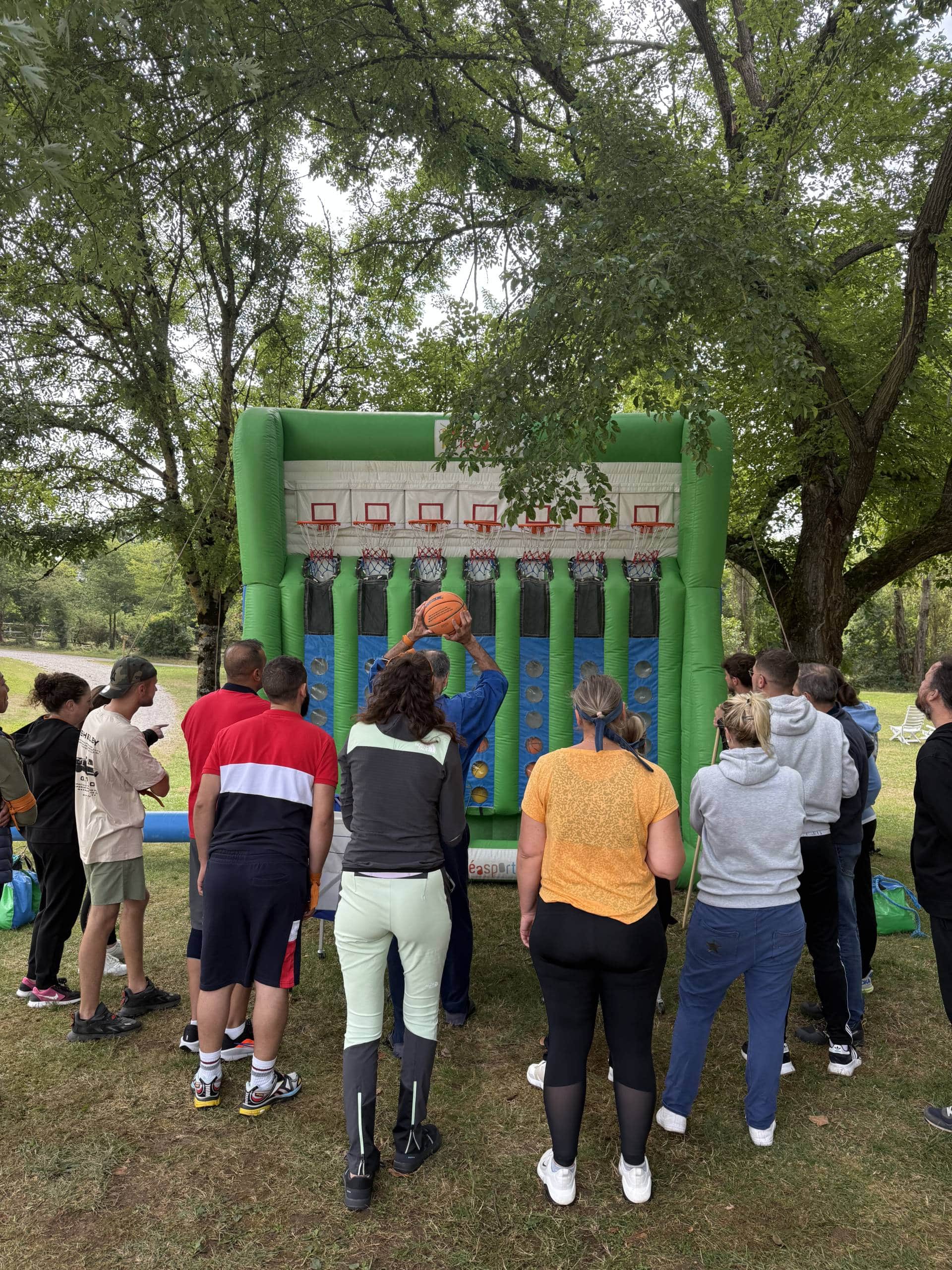 Équipe en plein challenge du team building entreprise