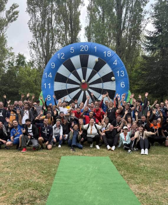 Équipe réunie autour des Olympiades du team building entreprise