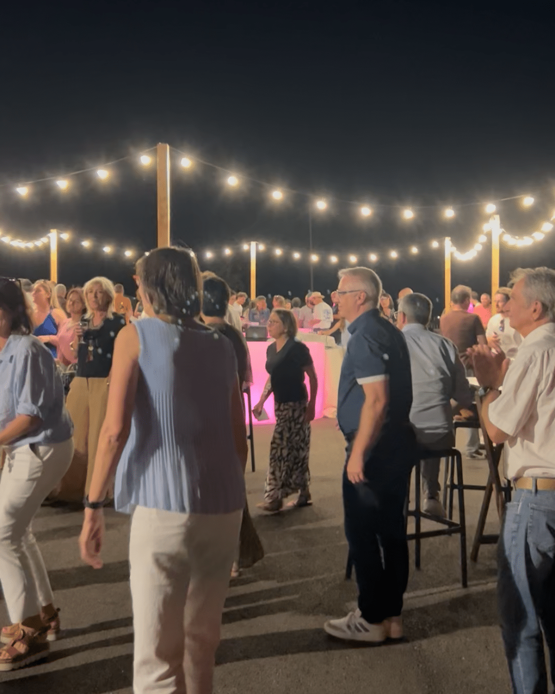 Aménagement d’un parking en espace convivial avec mobilier et décoration guinguette 