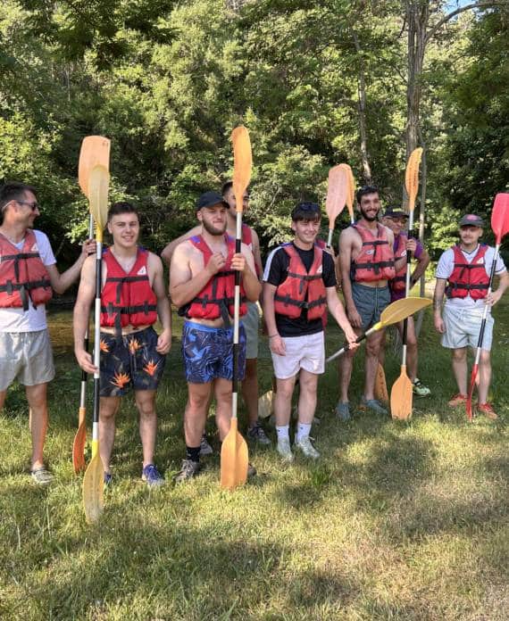 Activité canoë en équipe pour renforcer la cohésion lors d’un incentive à Millau